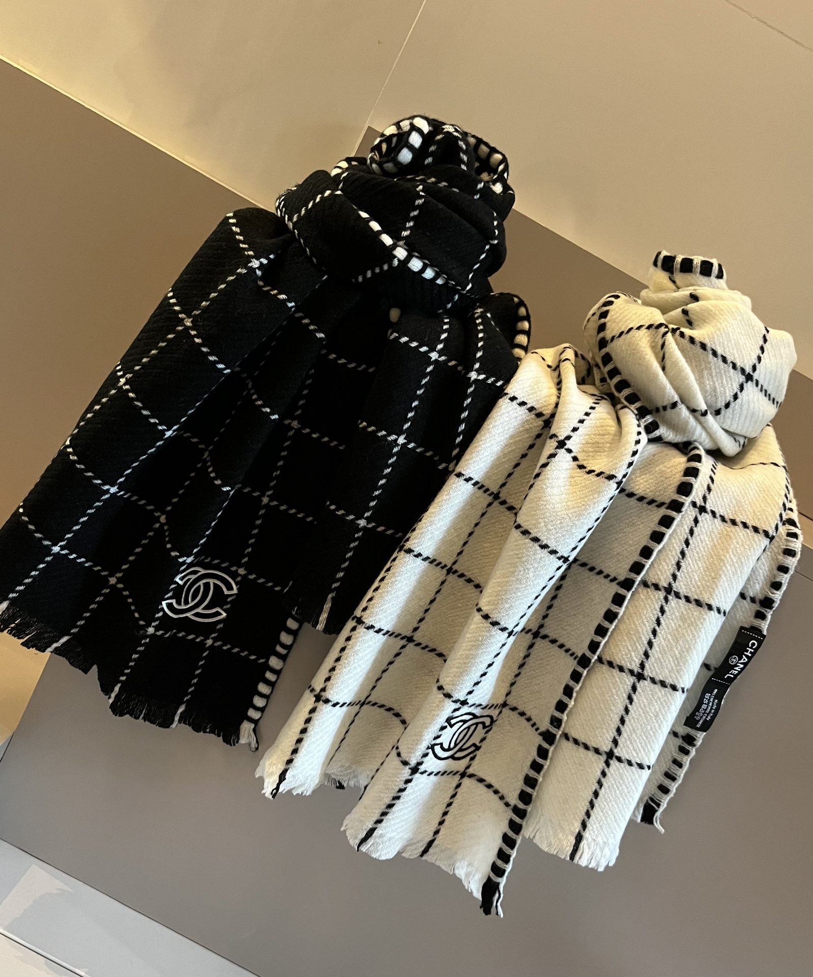 TOP CHANEL Cashmere Shawl Scarf with Plaid Pattern 38x185 cm - 2 Colors