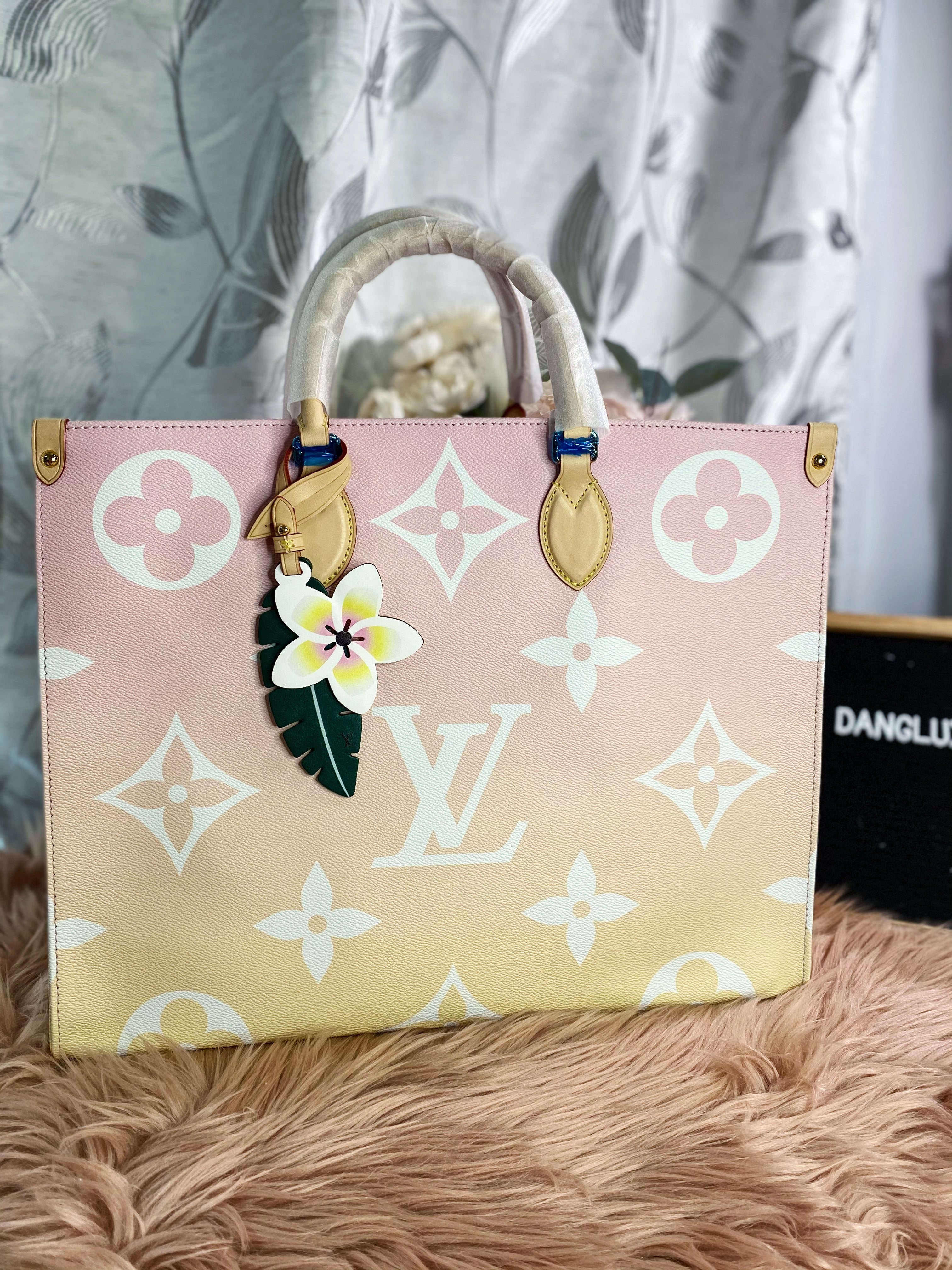 TOP Louis Vuitton LV On The Go GM By The Pool 41x34x19cm - Pink