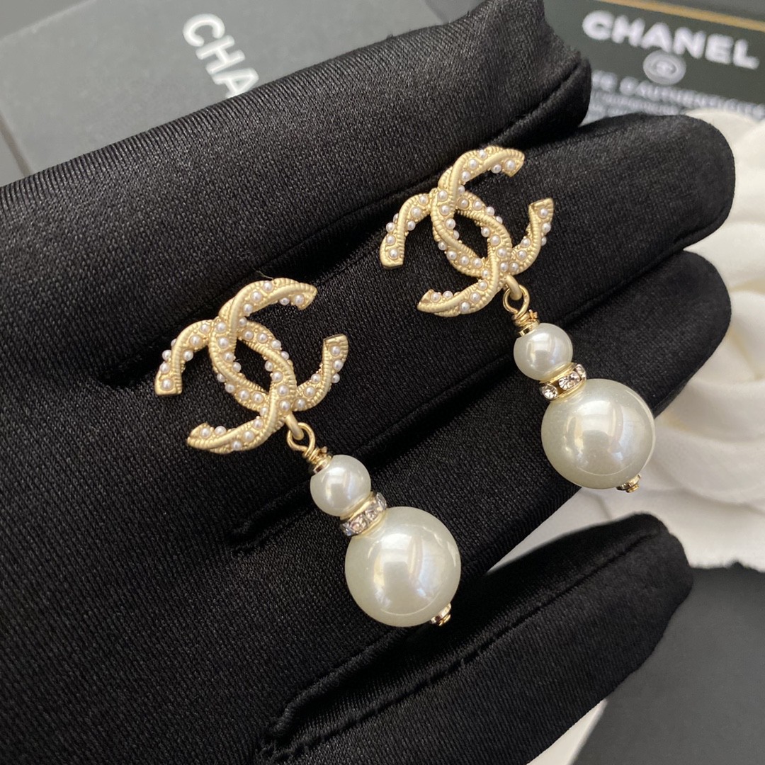 TOP CHANEL Pearl Earrings - Gold&White