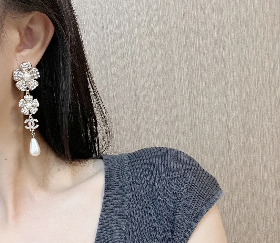 TOP CHANEL Flower Earrings