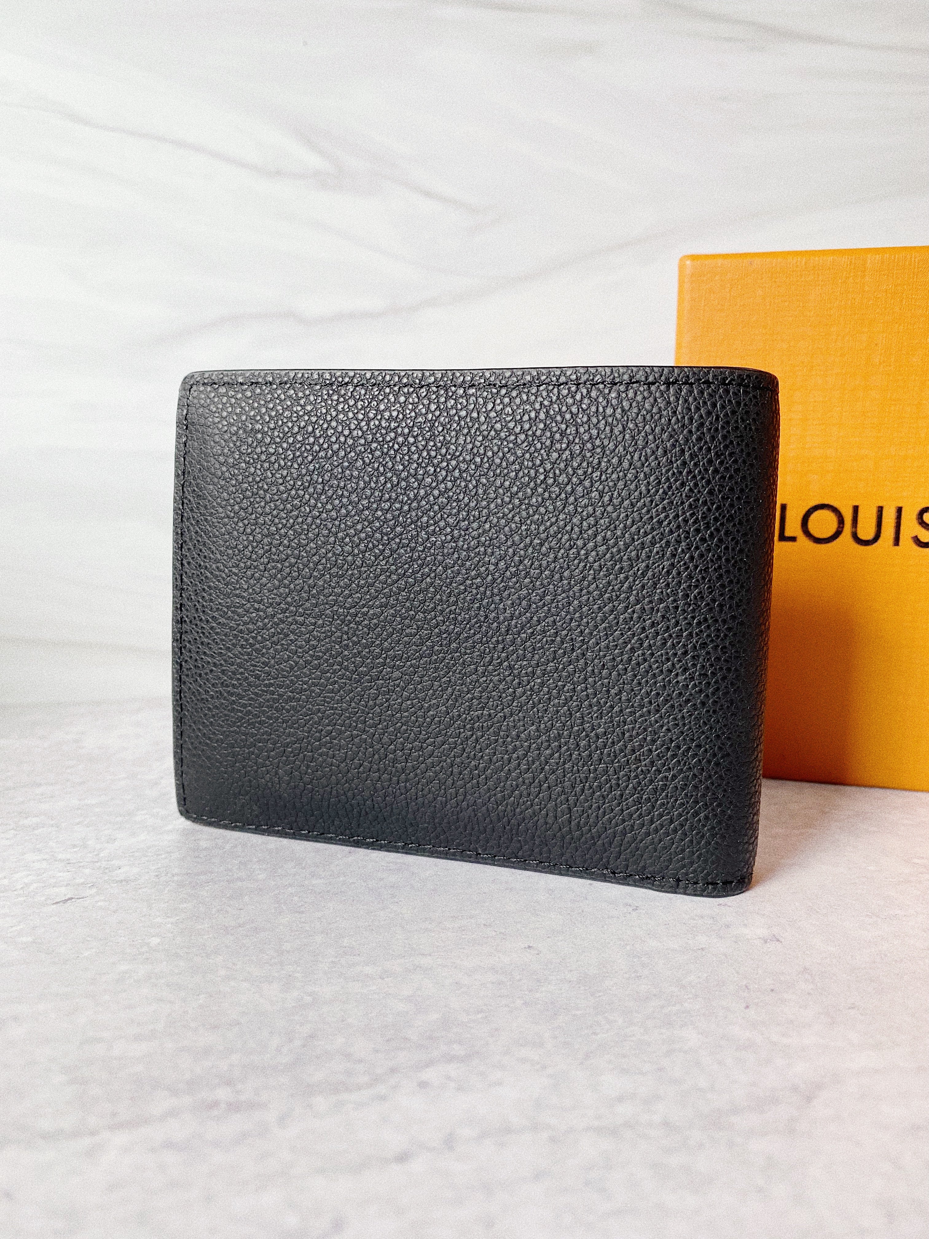 TOP Louis Vuitton LV L*V Plain Leather Logo Folding Men Wallet - Black