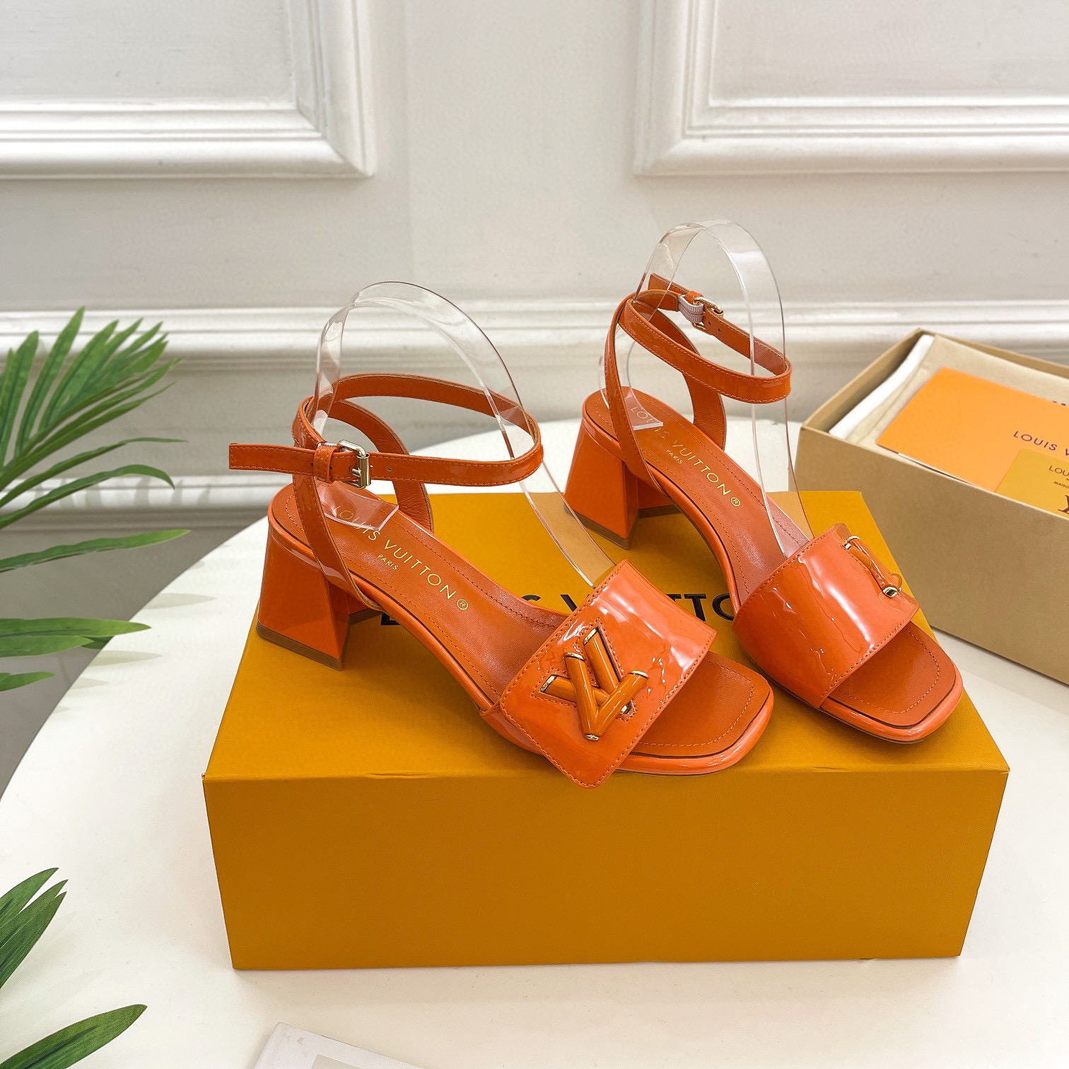 Louis Vuitton LV Patent Leather Thick And Cool Slide Sandal (Replica)