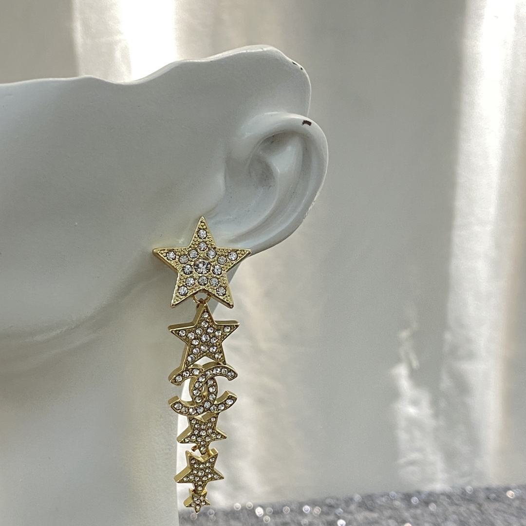 TOP CHANEL Star Tassel Earrings - Gold