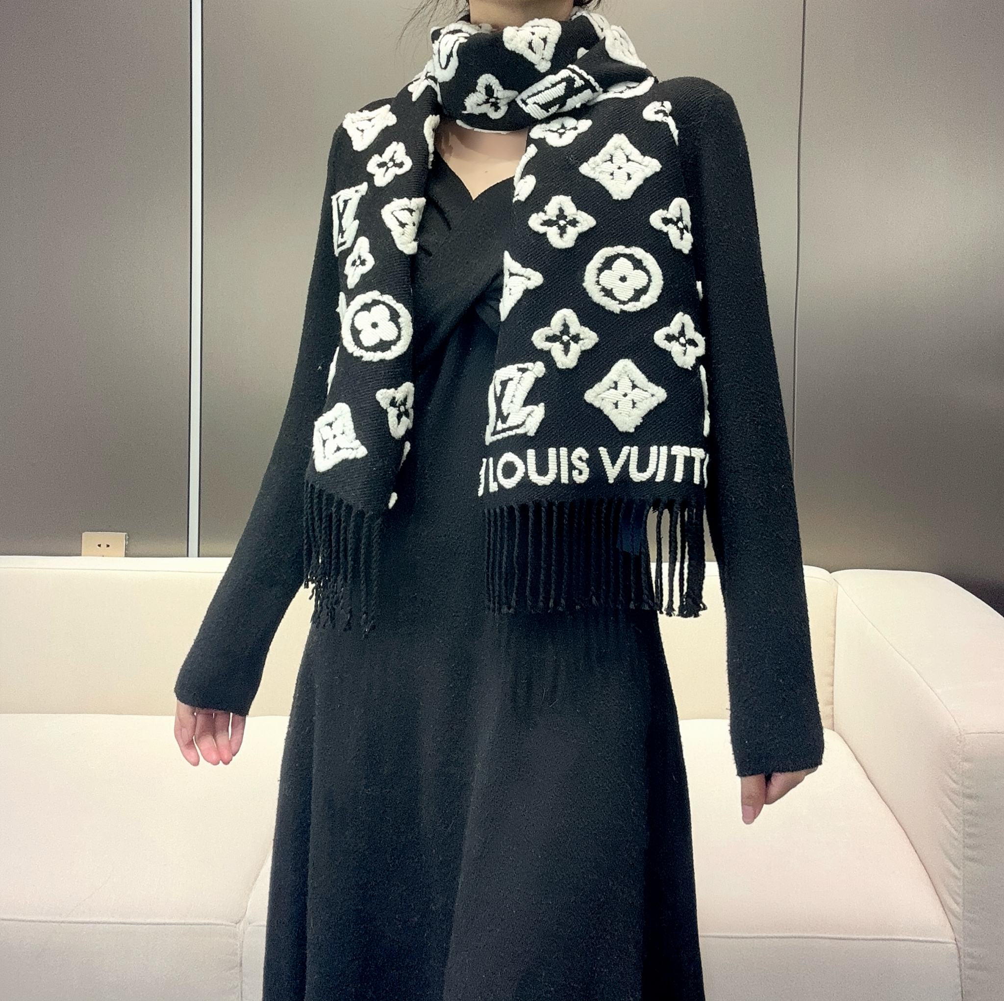 TOP Louis Vuitton LV Scarf 34 x 220 cm - Black