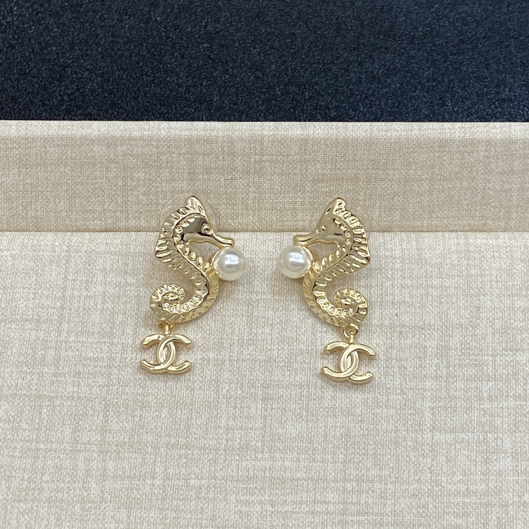 TOP CHANEL Seahorse  Earrings- Gold