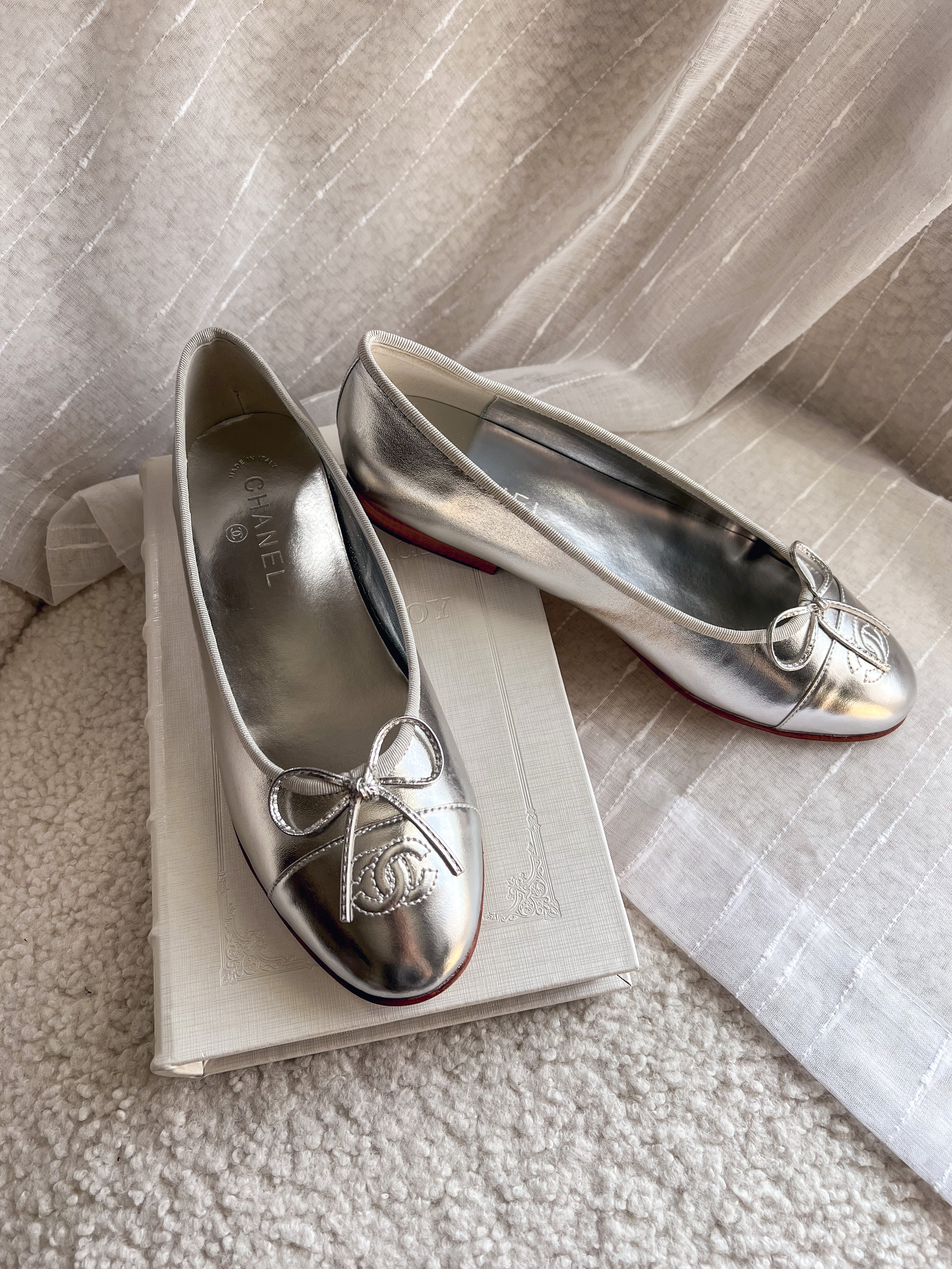 TOP CHANEL Flat Ballerina Cap Toes Bow - Metallic Silver