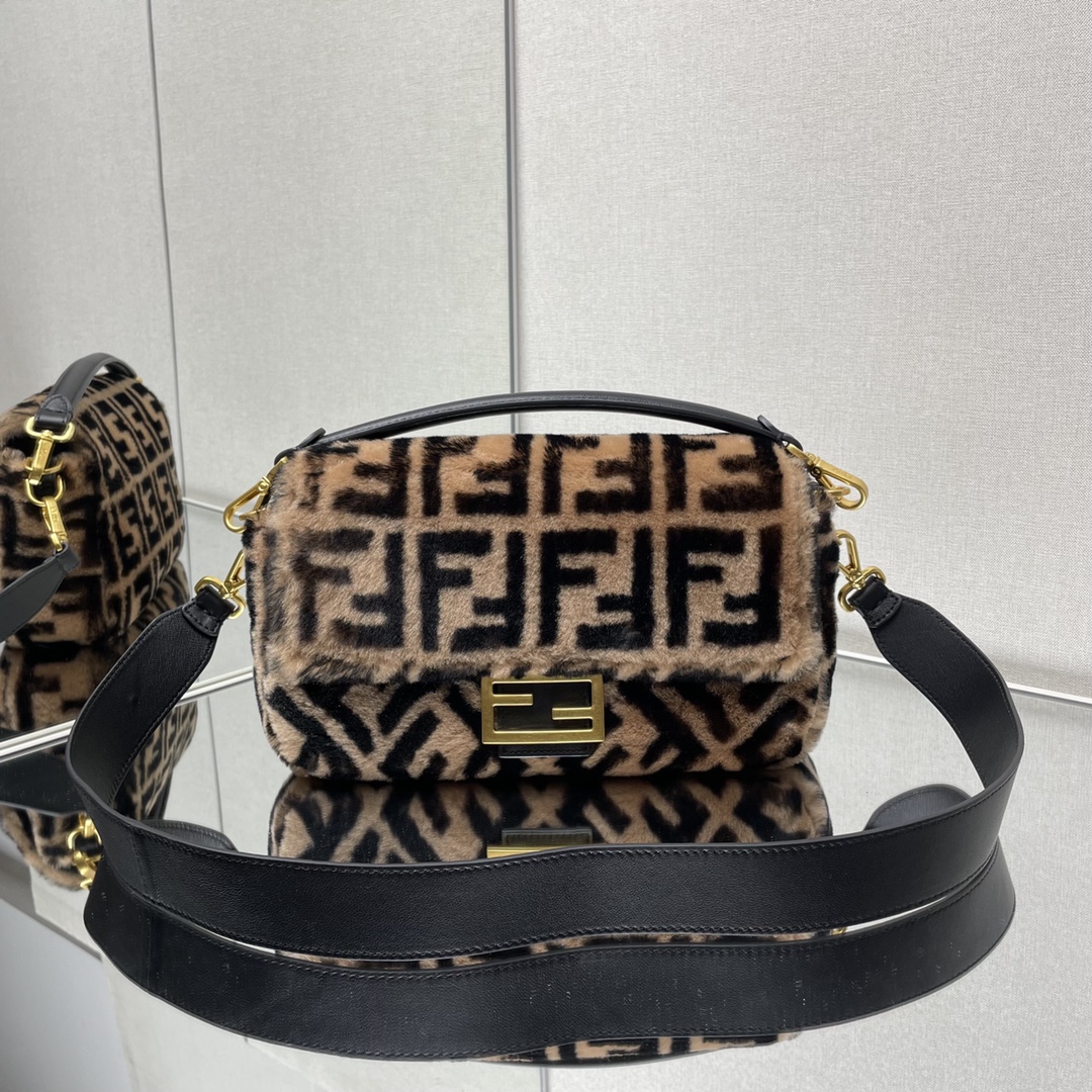 TOP FENDI Wool Baguette Bag - 26x13x6cm