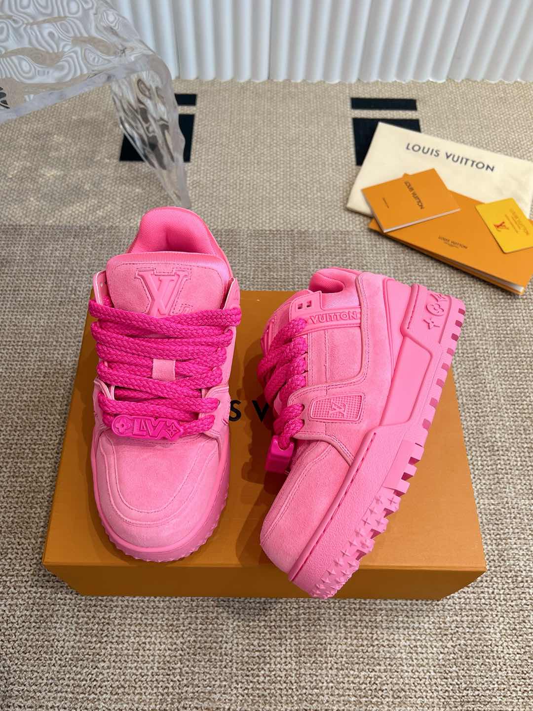 TOP Louis Vuitton LV Sneakers - 2 Colors