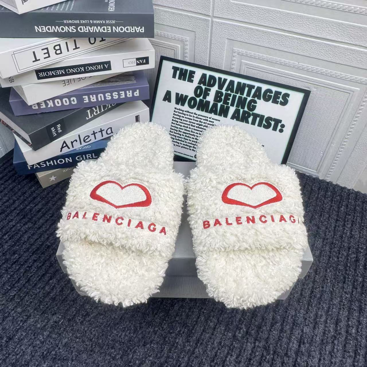 Balenciaga Fluffy Slippers(Replica)