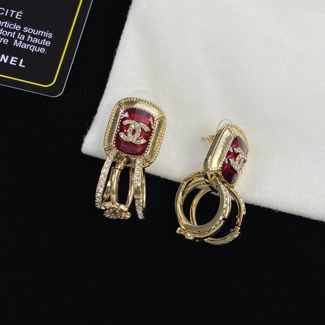 TOP CHANEL Crystal/Diamond Earrings - Red