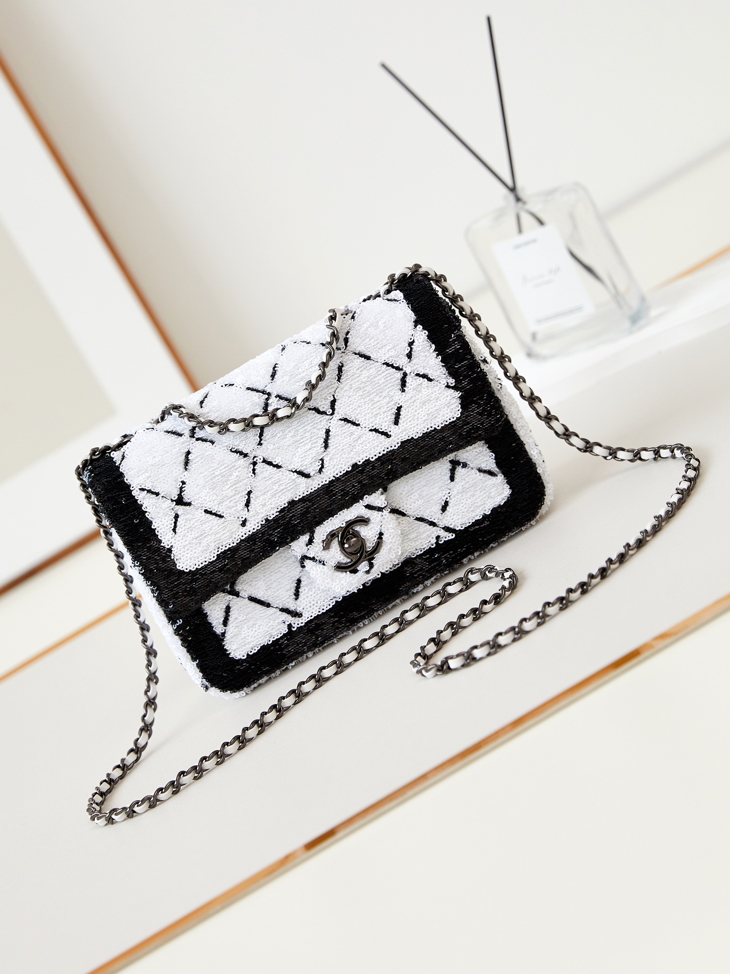 TOP CHANEL 24P Early Spring Flab Bags - White With Black