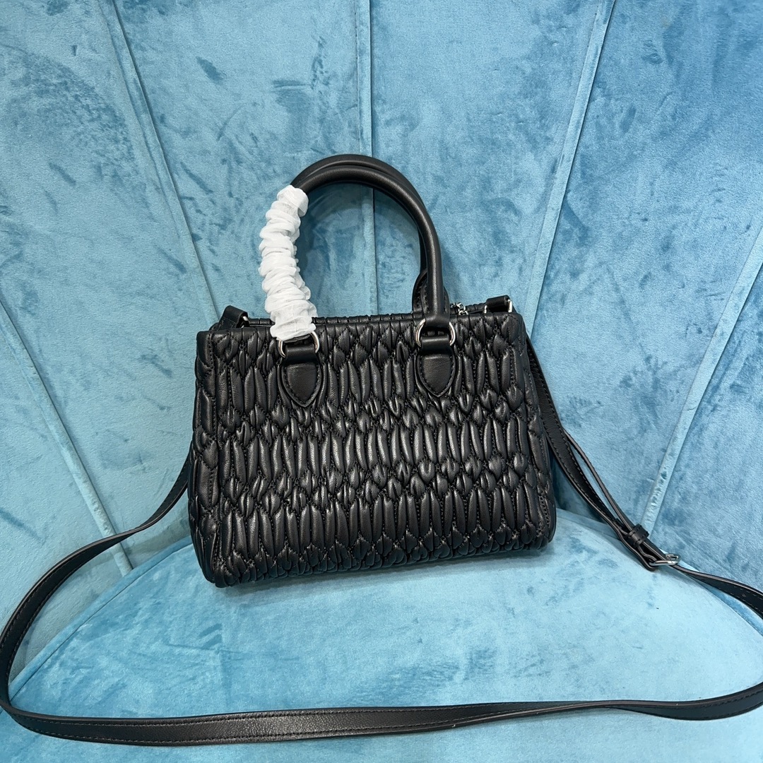 TOP Miu Miu Lambskin Crystal Diamond Chain Bag 20 x 16 x 11 cm - 4 Color