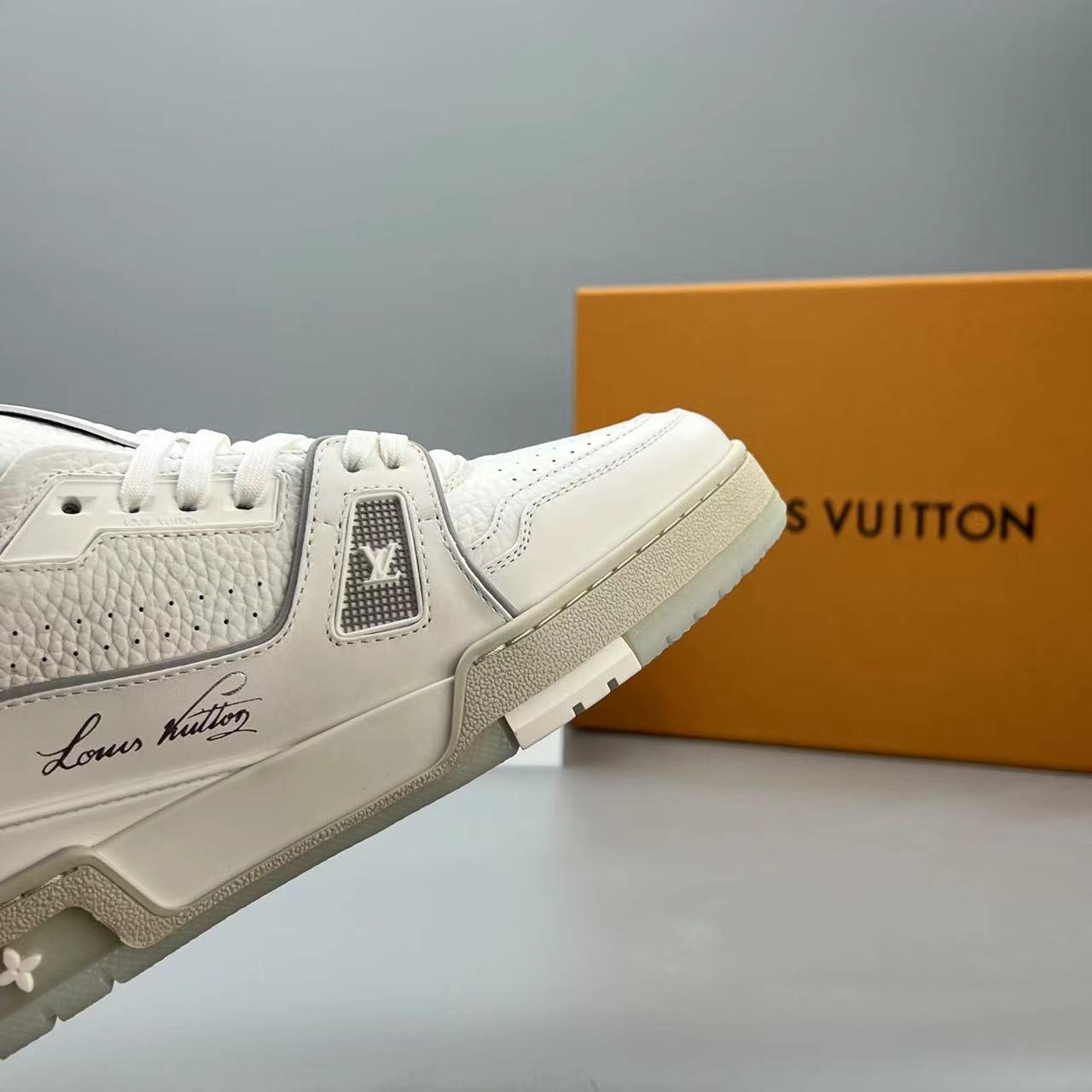 AAAShoes Louis Vuitton Trainer White Grey Pebbled Leather Low‑top Sneakers Unisex Casual Shoes
