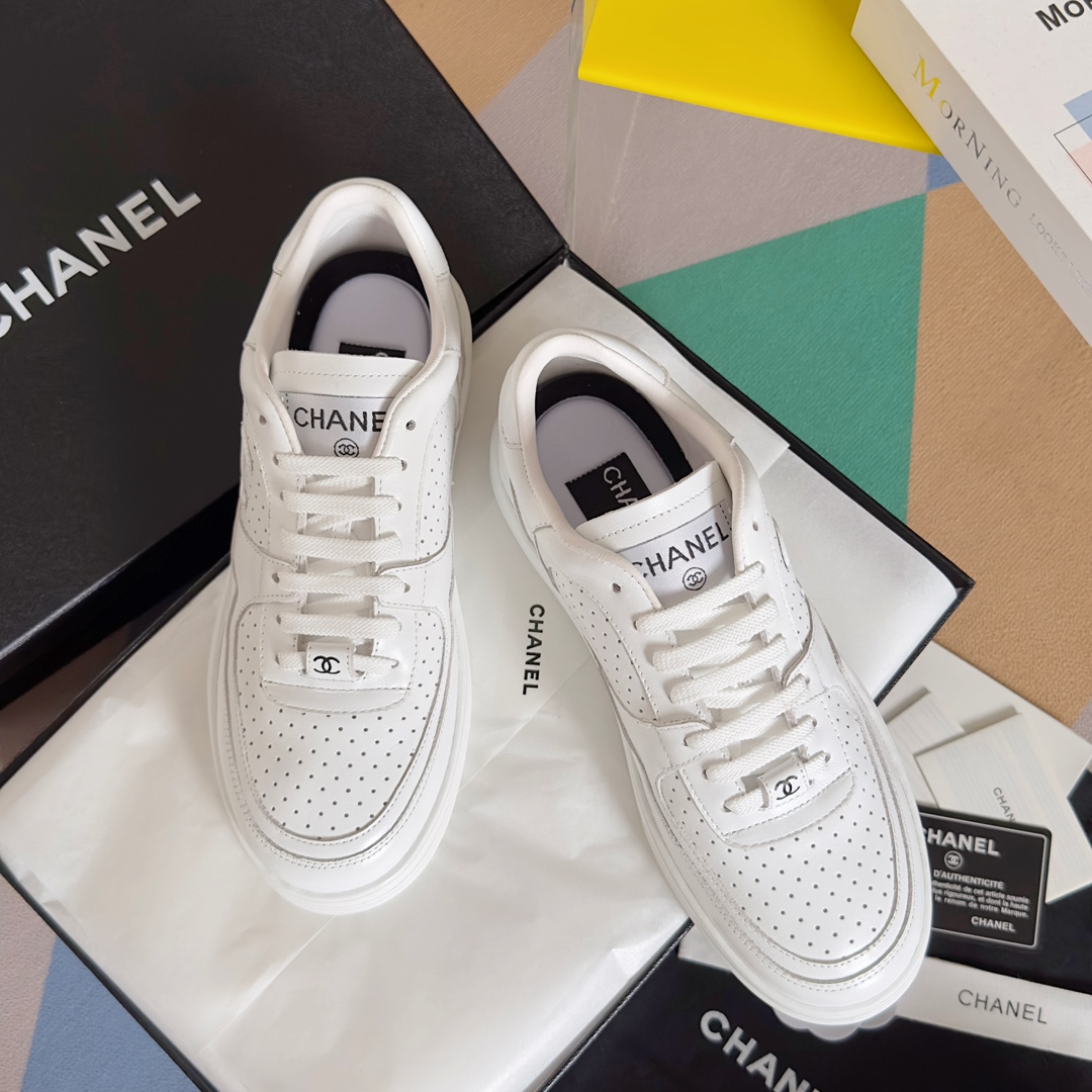 TOP CHANEL 23A Sneaker - White