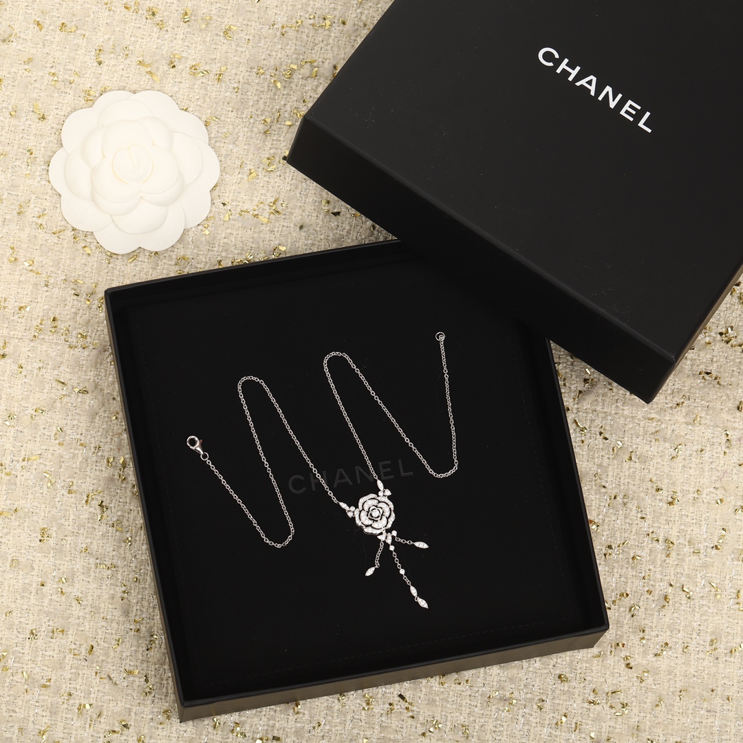 TOP CHANEL Camellia Necklace