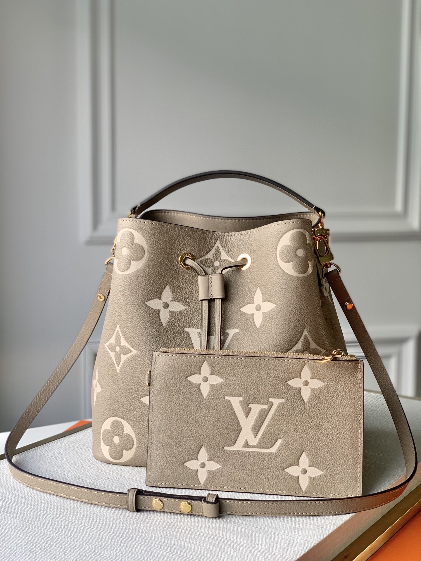 TOP Louis Vuitton LV  Monogram Noe MM  27x25x20cm - Tourterelle Creme