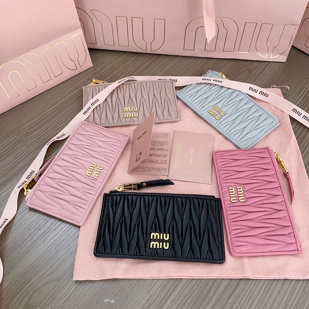 TOP Miu Miu Matelasse Pattern Pocket Wallet 8 x 15 cm - 5 Color