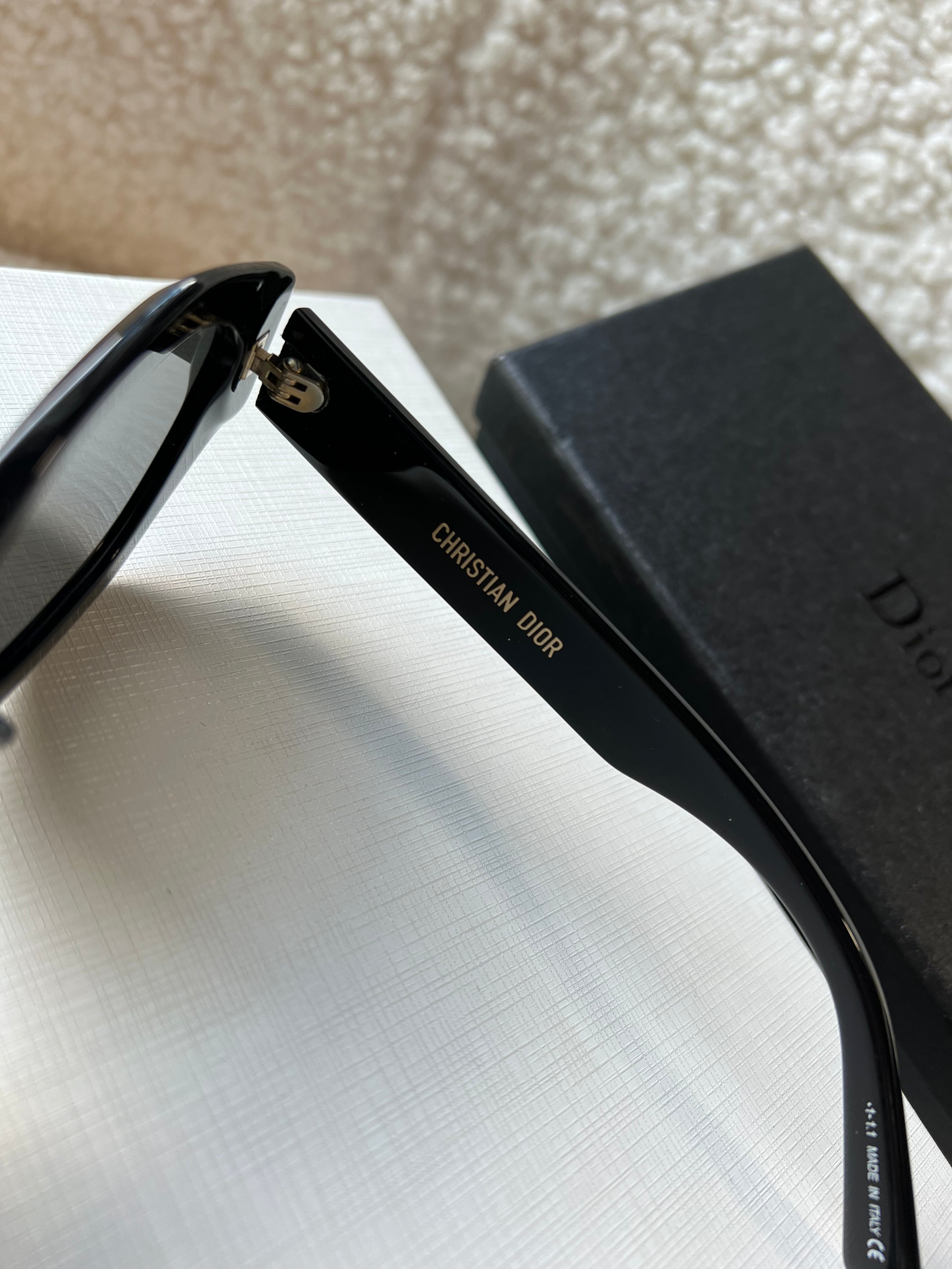 TOP Christian Dior Signature Geometric Sunglasses - Black