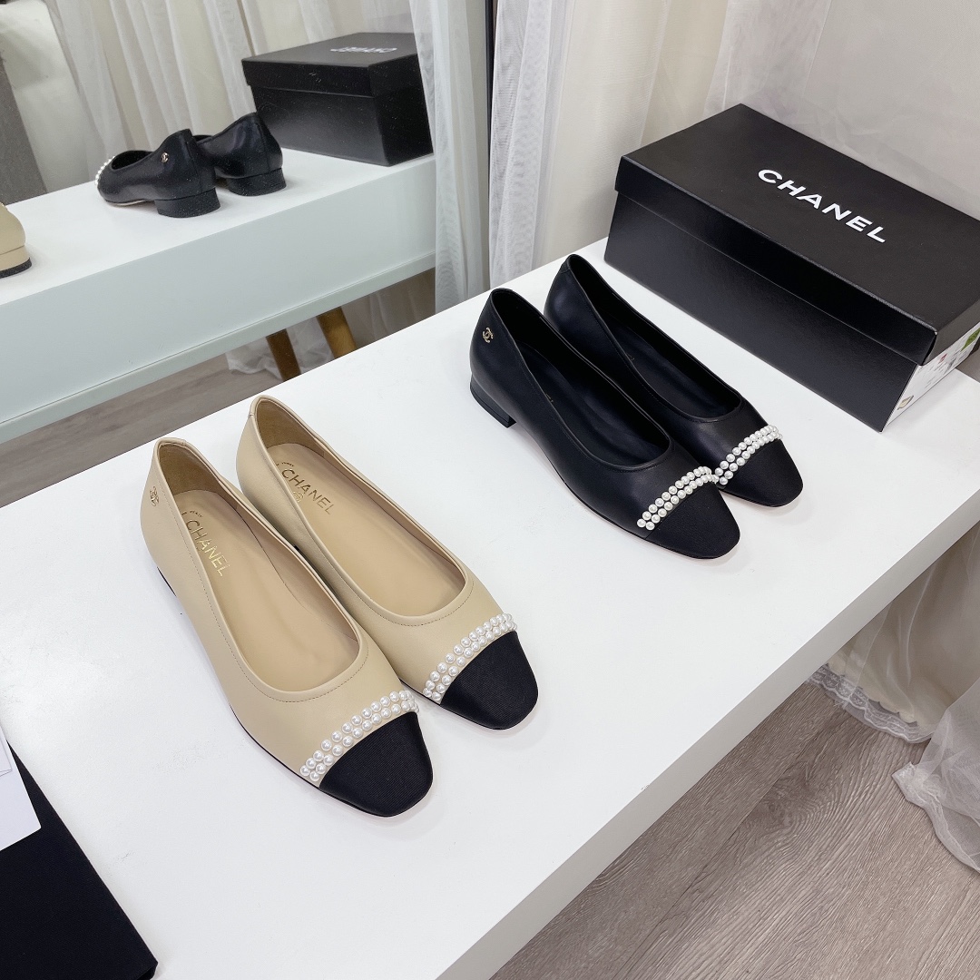 TOP CHANEL Flat Shoes - 2 Colors - with Pearl