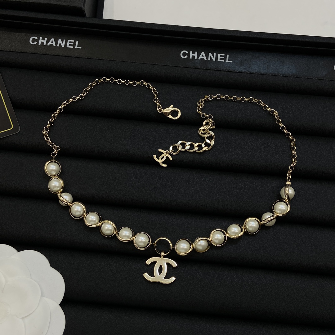 TOP CHANEL Pearl CC Necklace