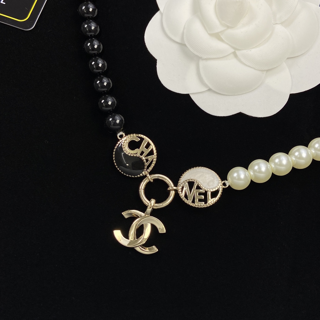 TOP CHANEL Black and White Pearl Necklace