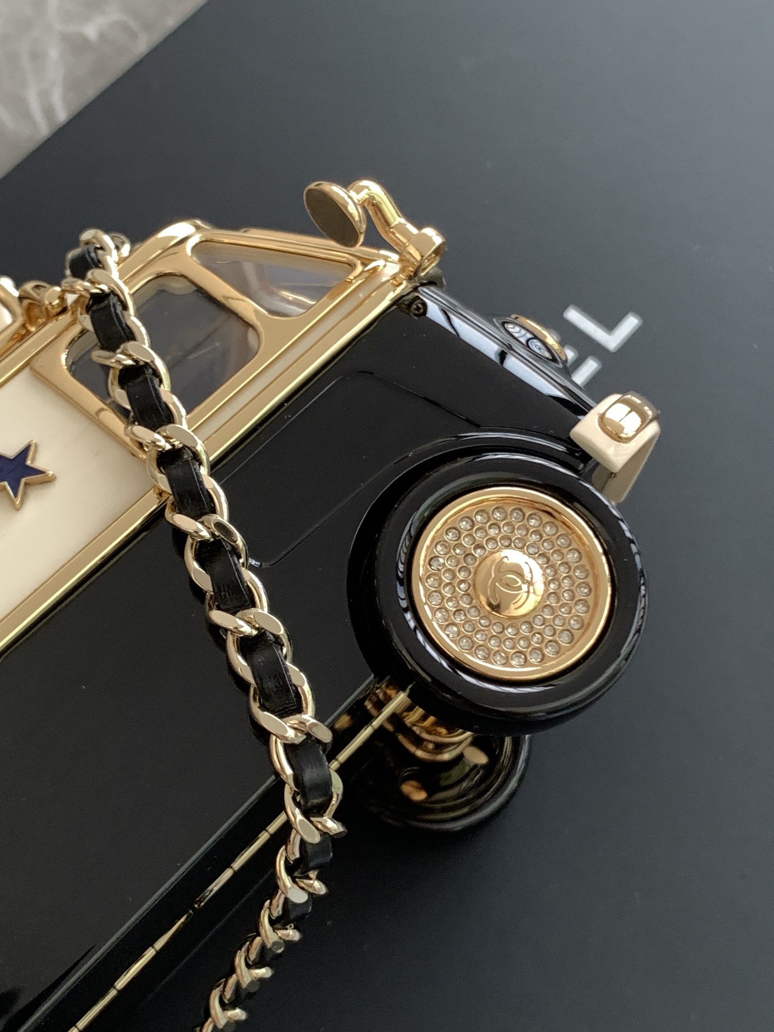 TOP CHANEL MINI VAN MINAUDIERE 9.4×16×8.7cm