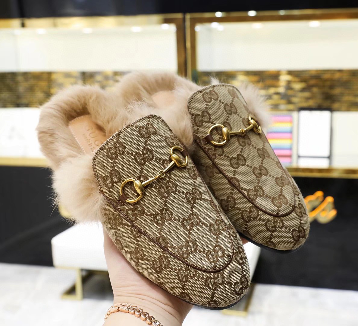 TOP GUCCI Canvas with Fur Slides - Beige