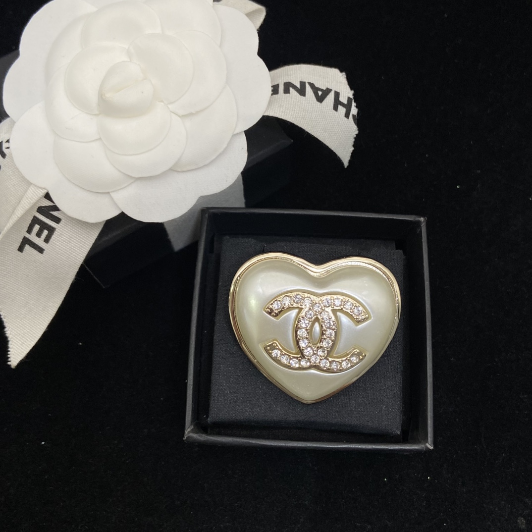 TOP CHANEL CC Heart Brooch - White
