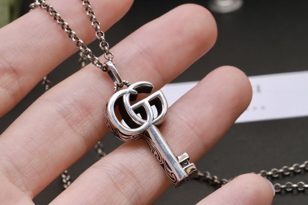 TOP GUCCI GG Key Necklace