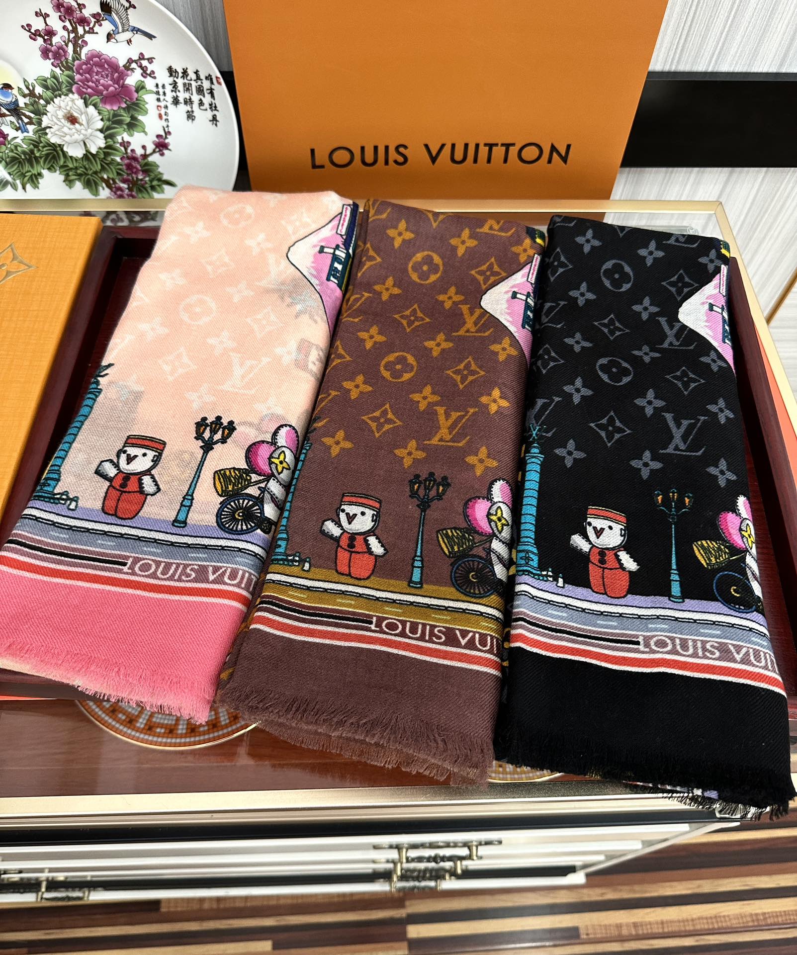 TOP Louis Vuitton LV Anime City Patterned Fleece Scarf 100 x 200 cm - 3 Colors