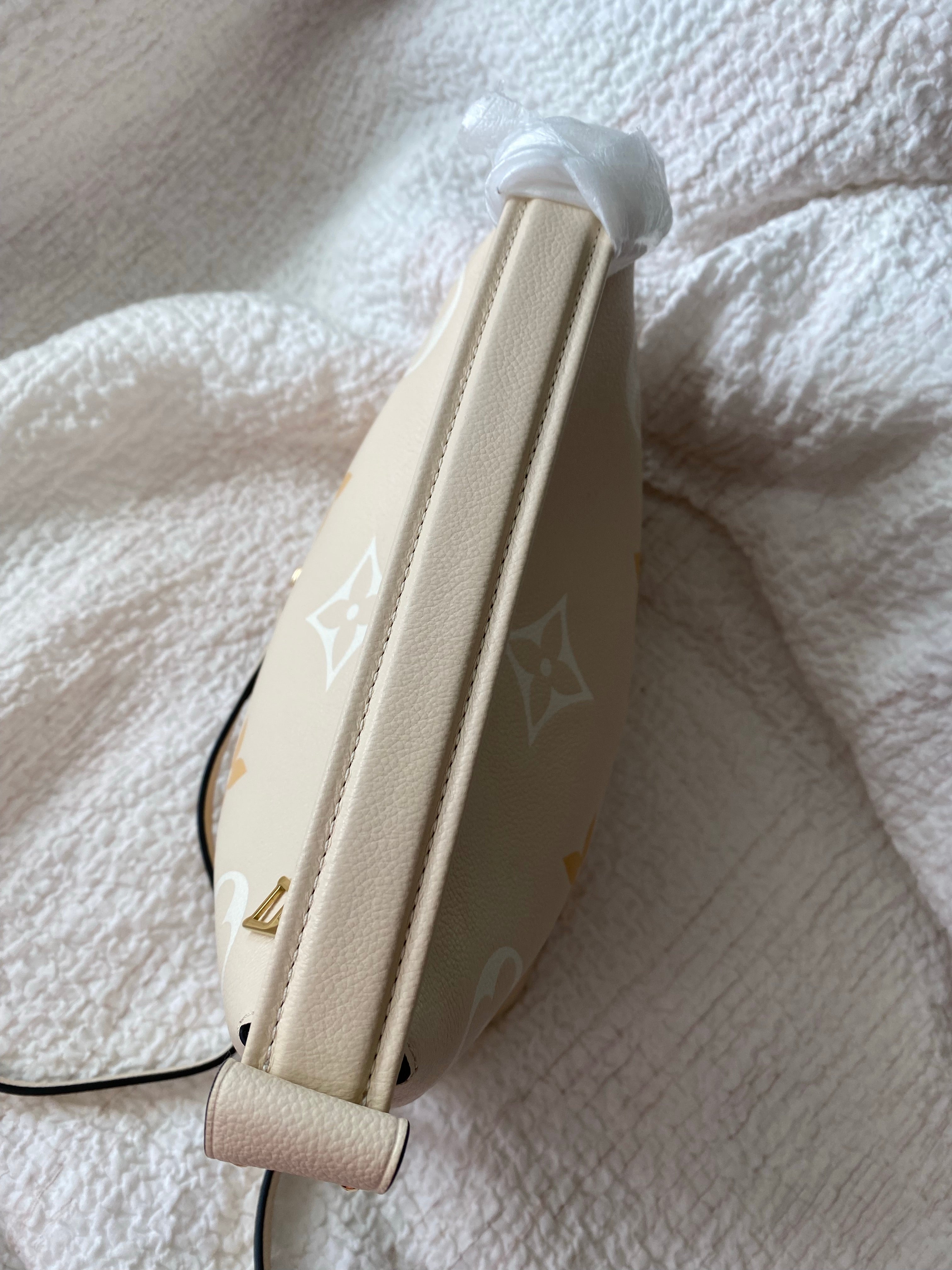 TOP Louis Vuitton LV Marshmallow Hobo Bag 24 x 22 x 13 cm - Vanilla Yellow