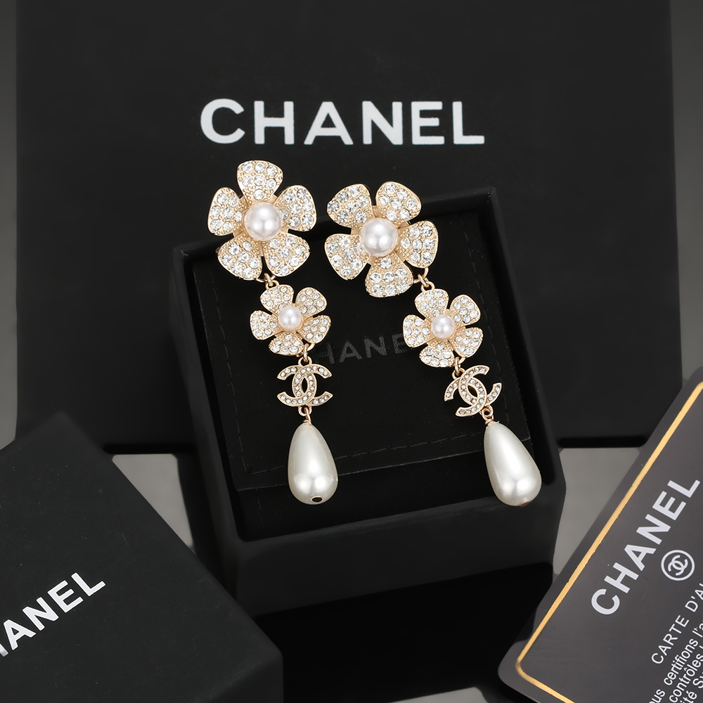 TOP CHANEL Flower Earrings