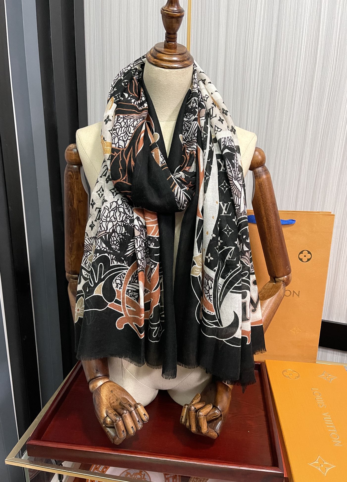 TOP Louis Vuitton LV L*V Cashmere Scarf