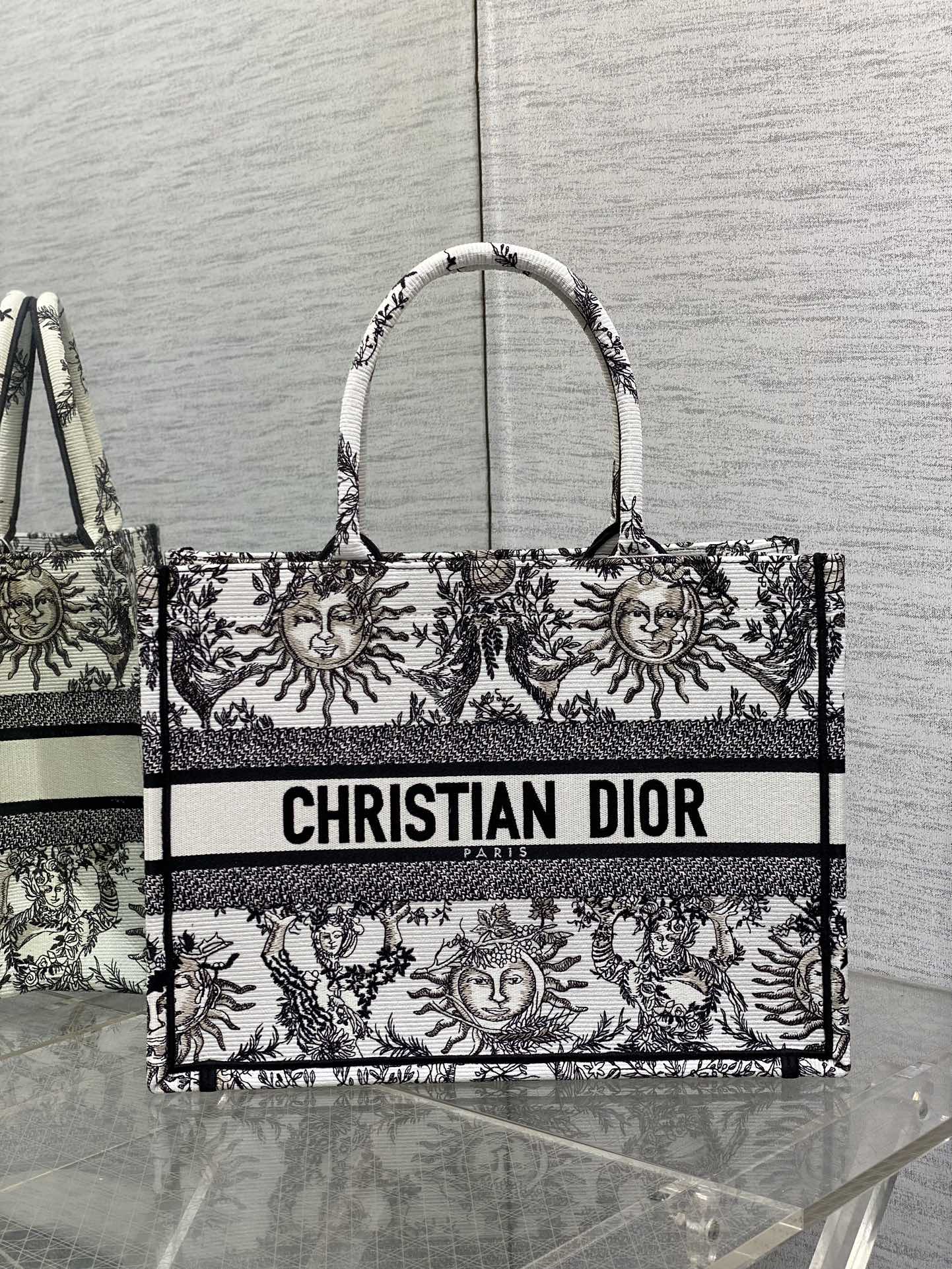 TOP Christian Dior Embroidered Sunflower Book Tote Bags 36*18*28cm/41*35*18cm - 2 Sizes