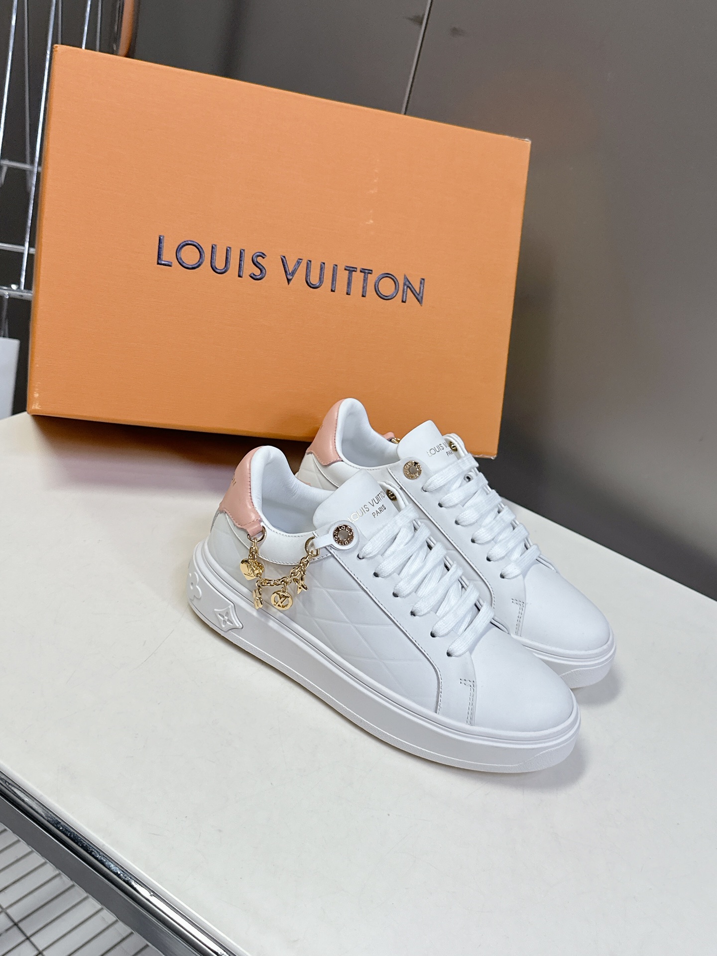 TOP Louis Vuitton LV  Sneakers -White