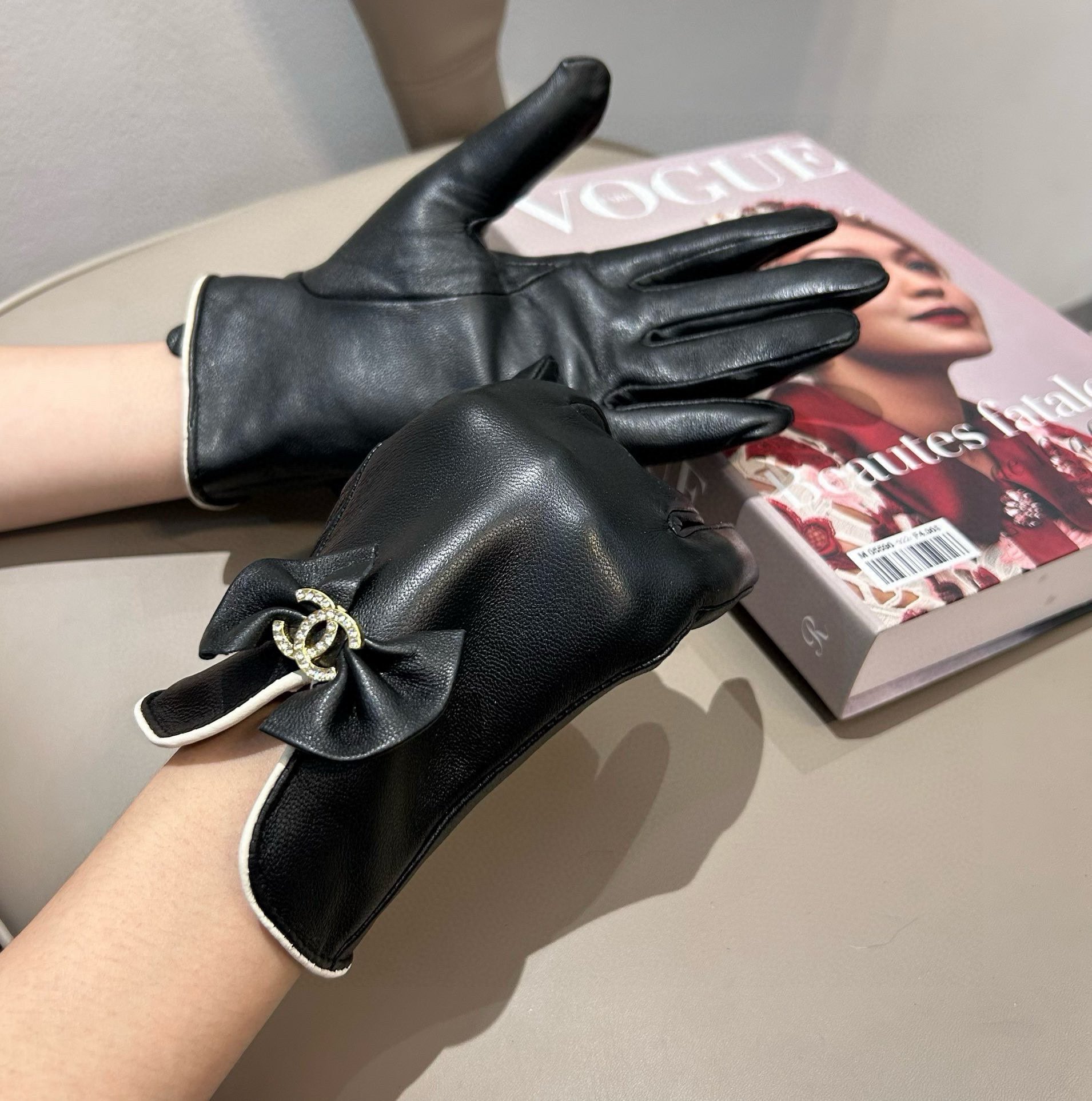 TOP CHANEL Gloves - Black