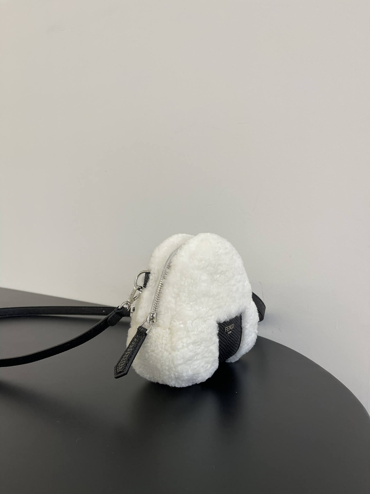 TOP FENDI Snakeskin And Lamb's Wool Rice Ball-Shaped Crossbody Bag 16x6x15cm - White