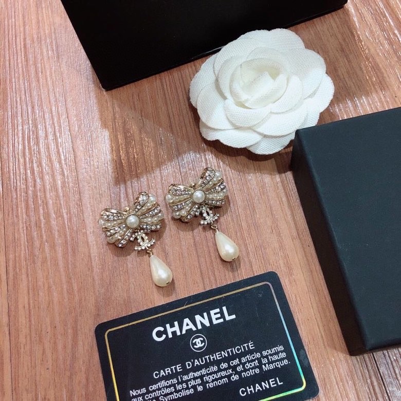 TOP CHANEL Pearl Bow Earrings