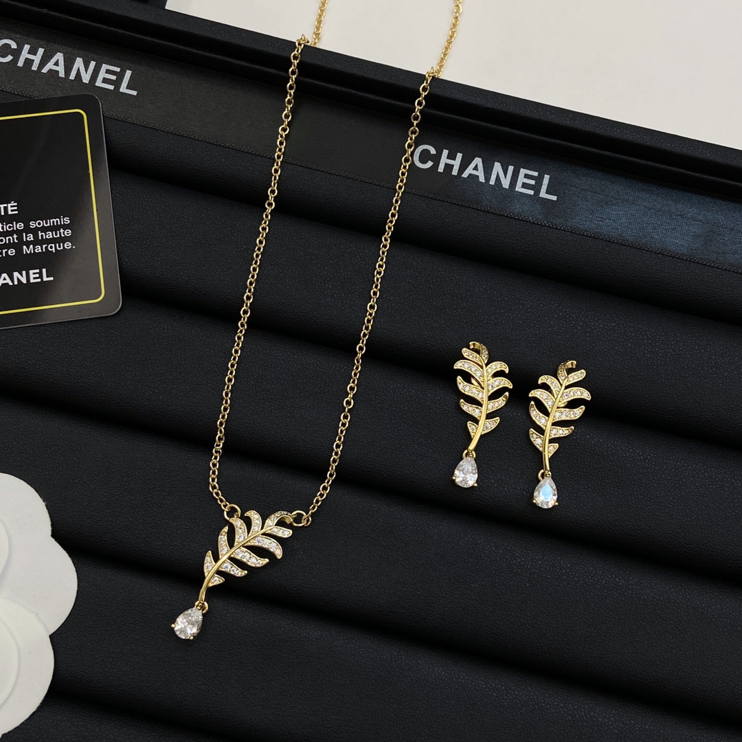 TOP CHANEL Necklaces + Earrings - Gold