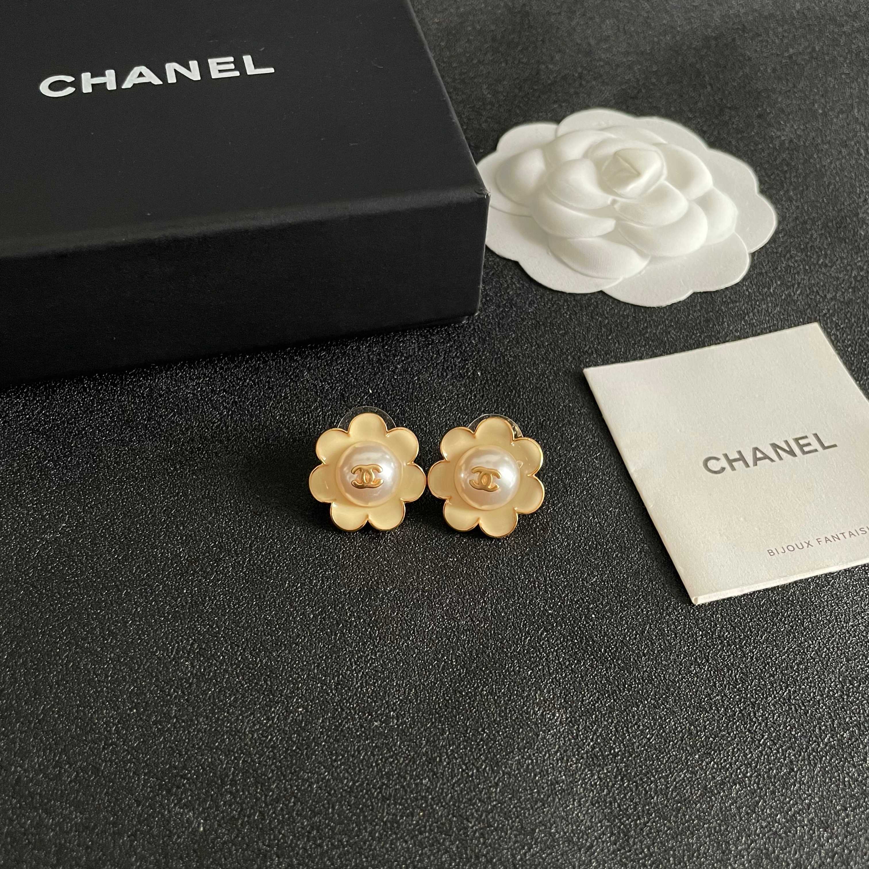 TOP CHANEL CC Earrings - White