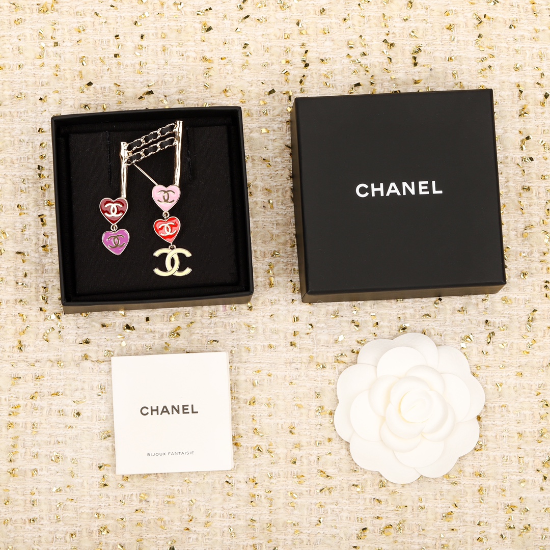 TOP CHANEL Note Heart Brooch-Pink