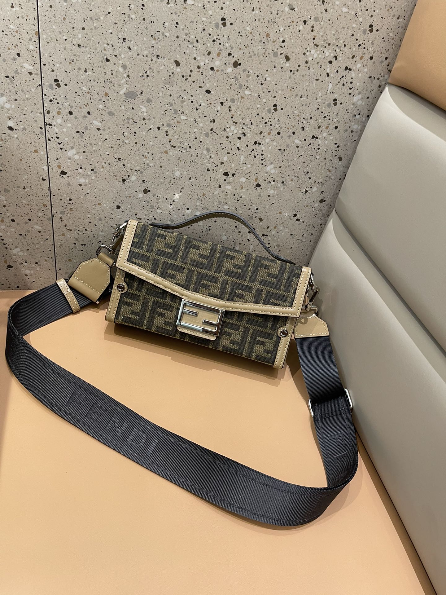 TOP FENDI HandBag 22*13*6.5cm