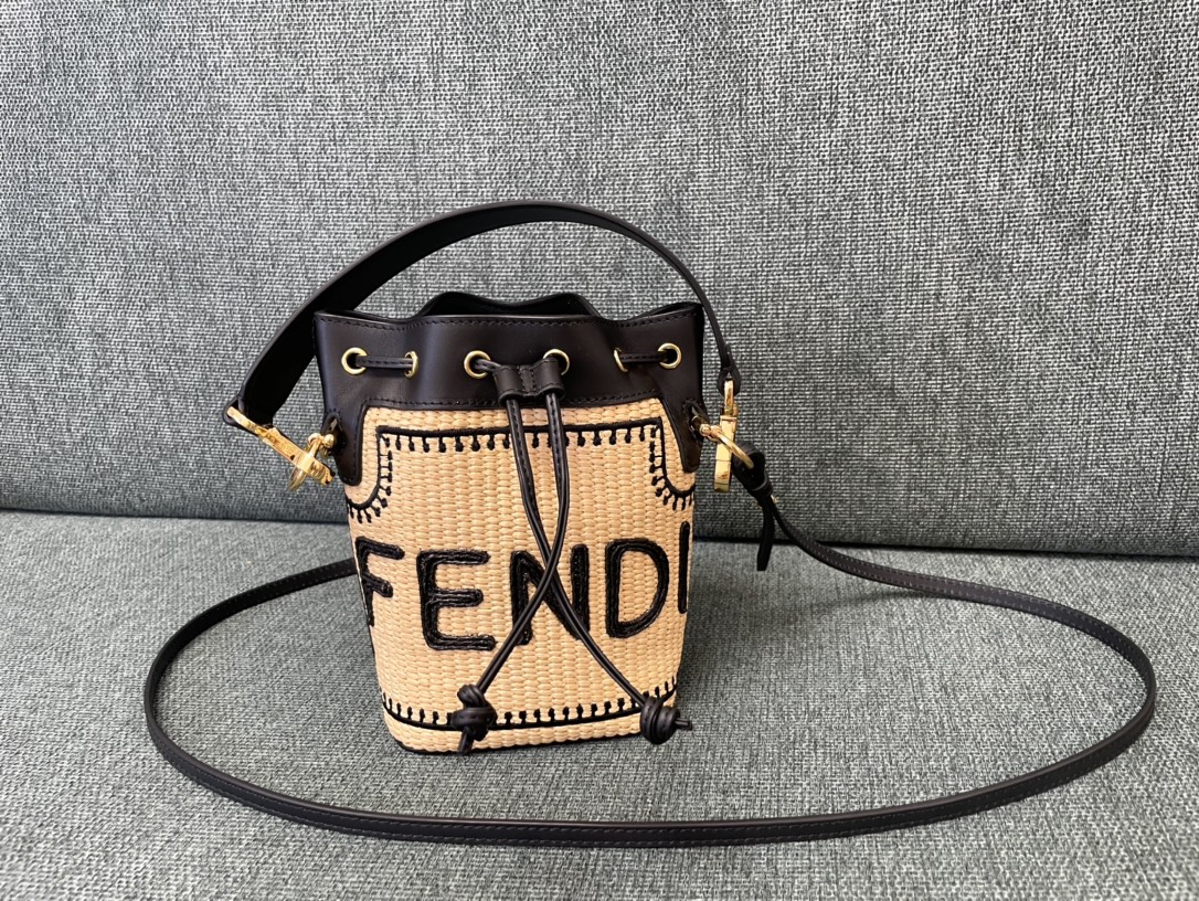 TOP FENDI Grass Woven Bucket Bag - 18x12x10cm - Black