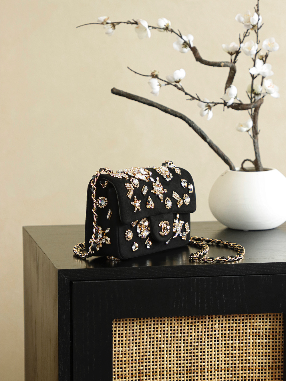 TOP CHANEL Classic Flap Bag Embroidery 10x20x7cm - Black