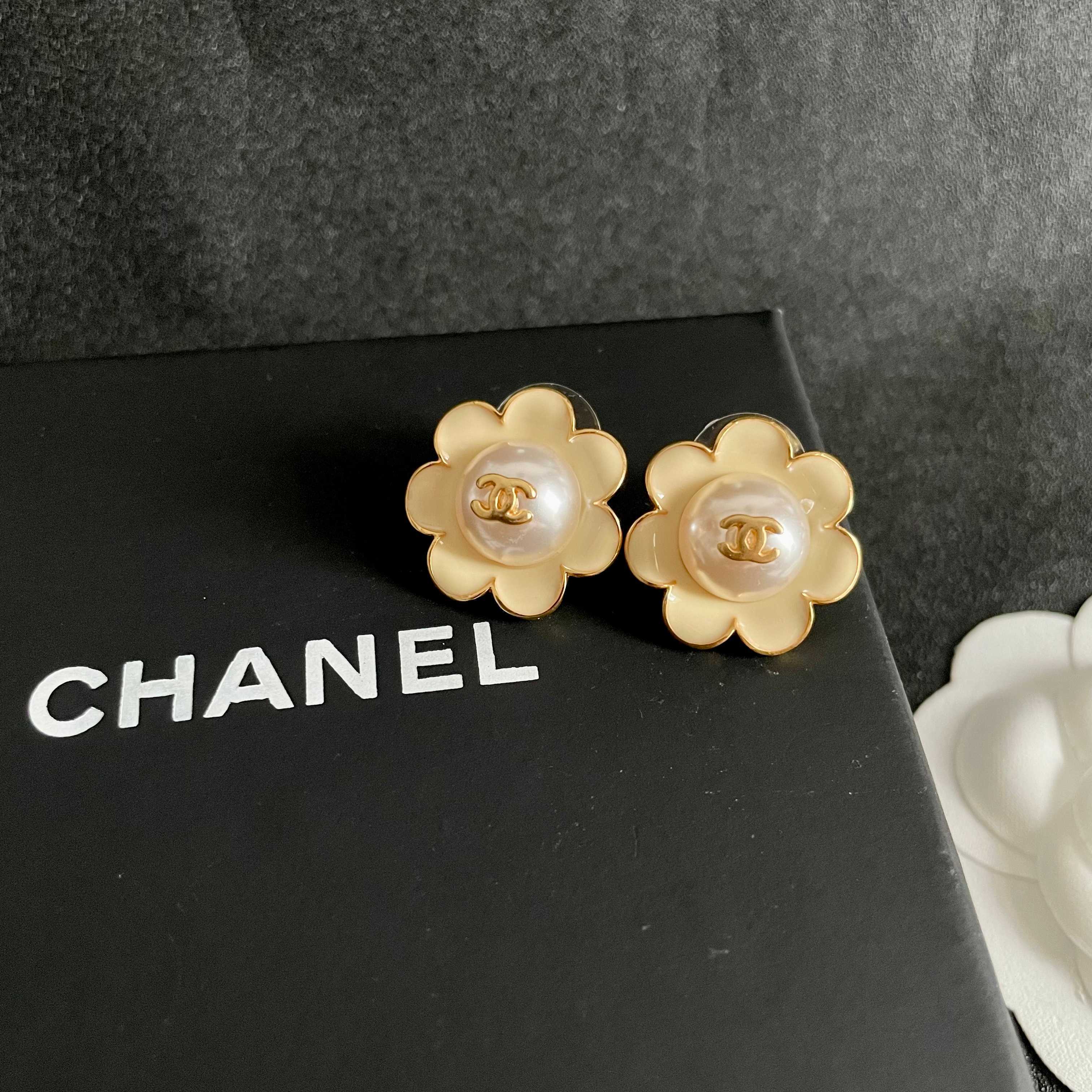 TOP CHANEL CC Earrings - White