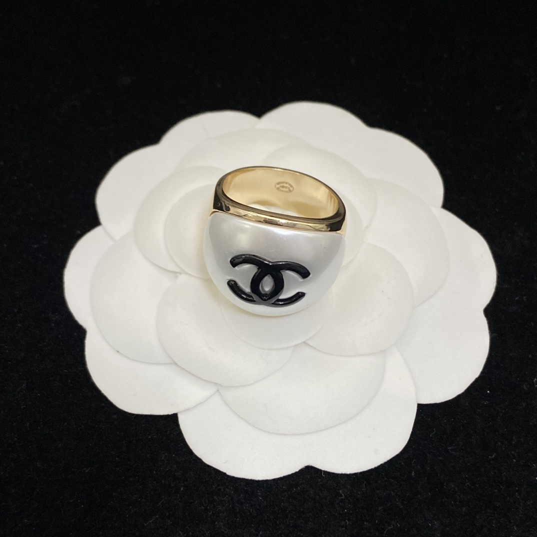 TOP CHANEL Ring - Gold and White