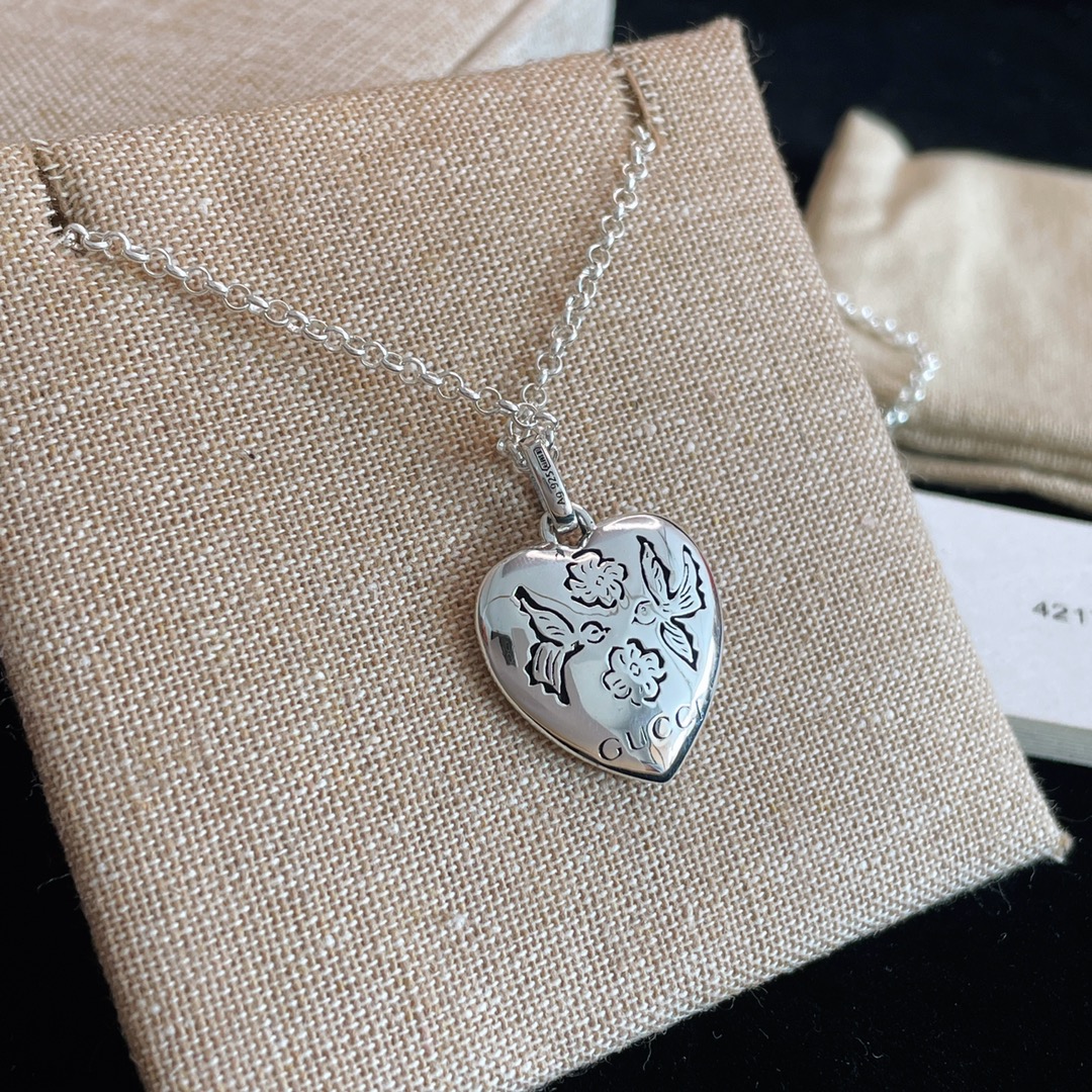 TOP GUCCI Heart Necklace - Silver