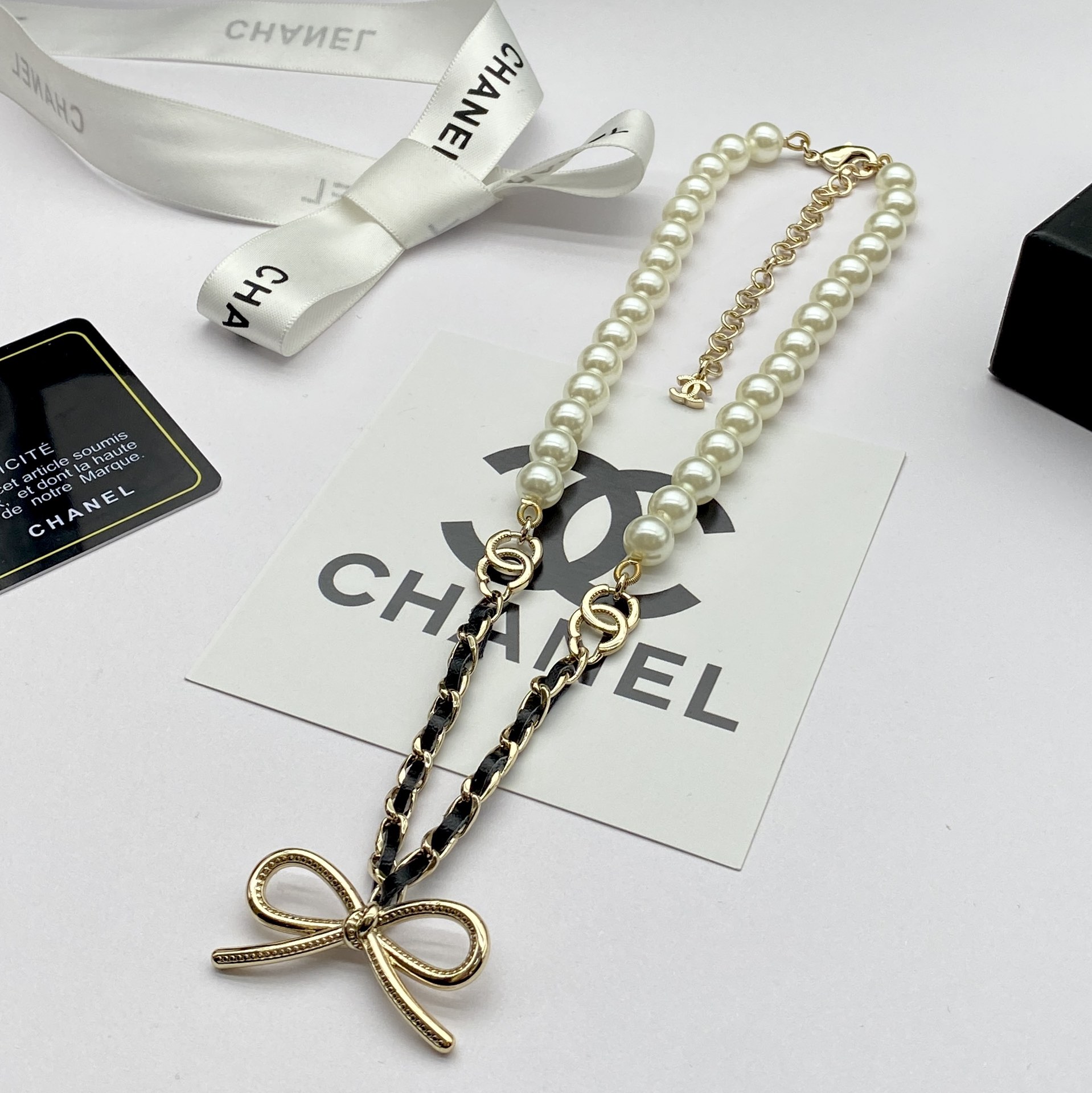 TOP CHANEL Pearl Necklace