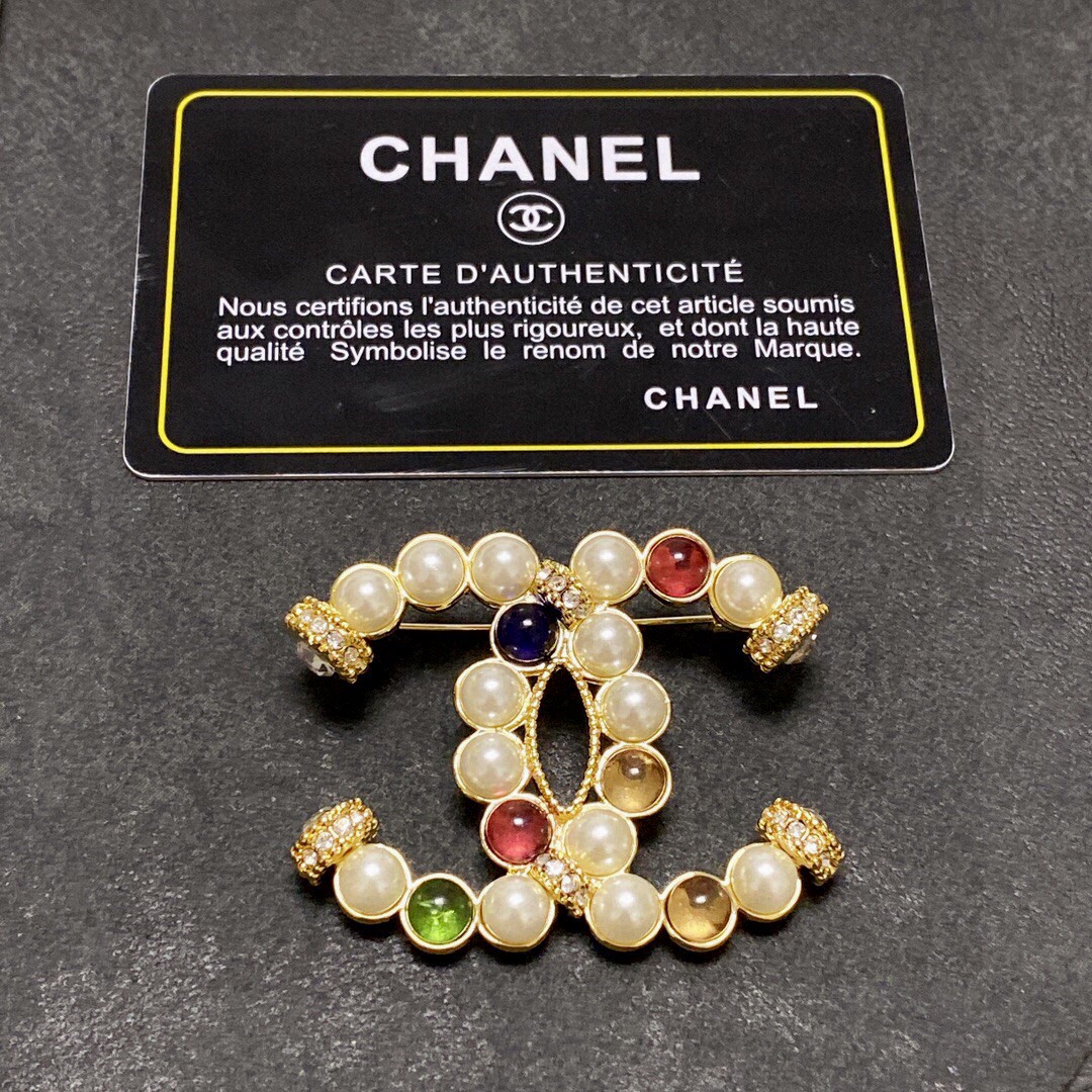 TOP CHANEL  Crystal & Pearl Brooch