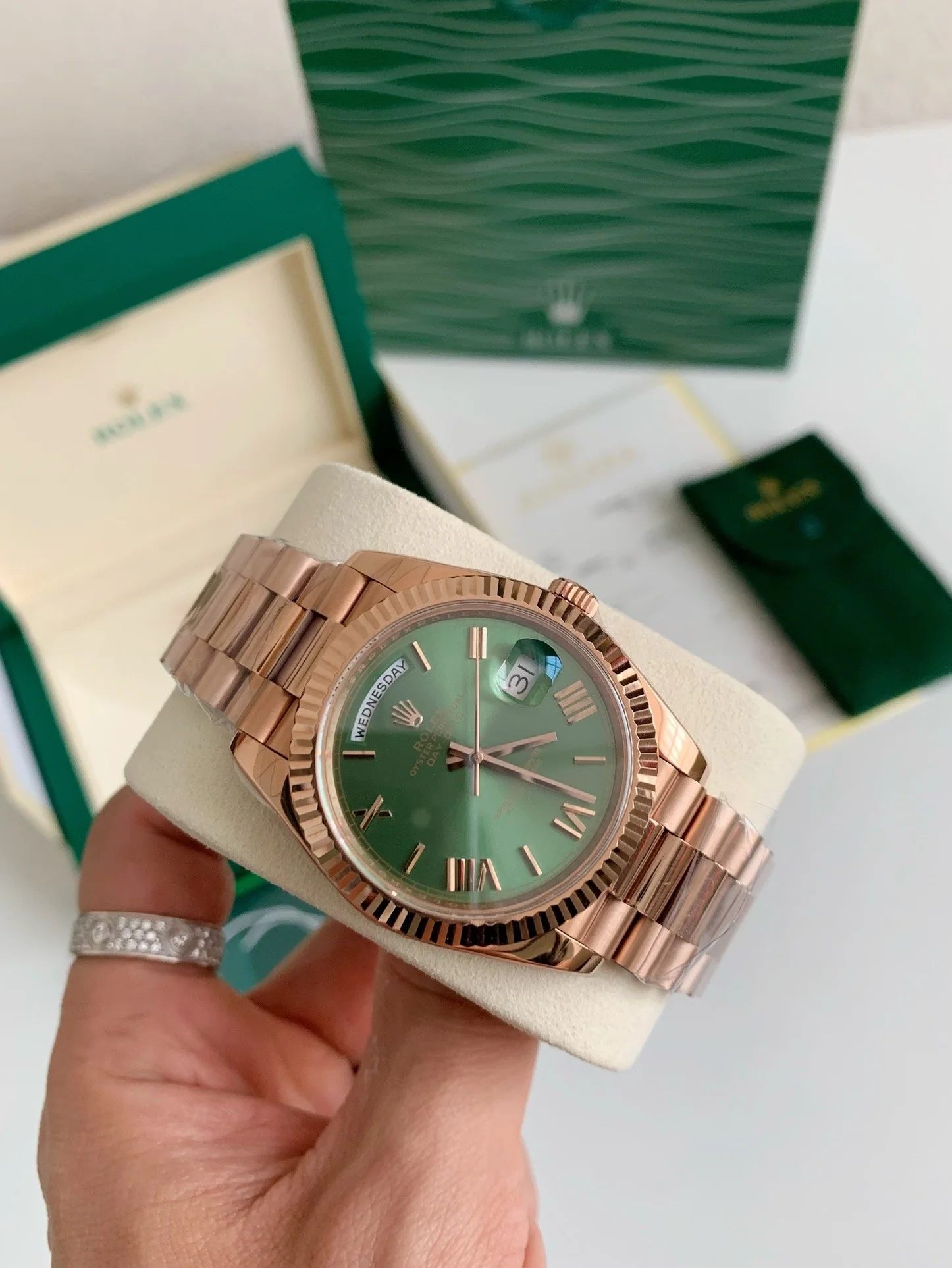 AAAWatch Day-Date 40 Everose Gold Olive Green Roman Dial Fluted Bezel President Bracelet Automatic Watch